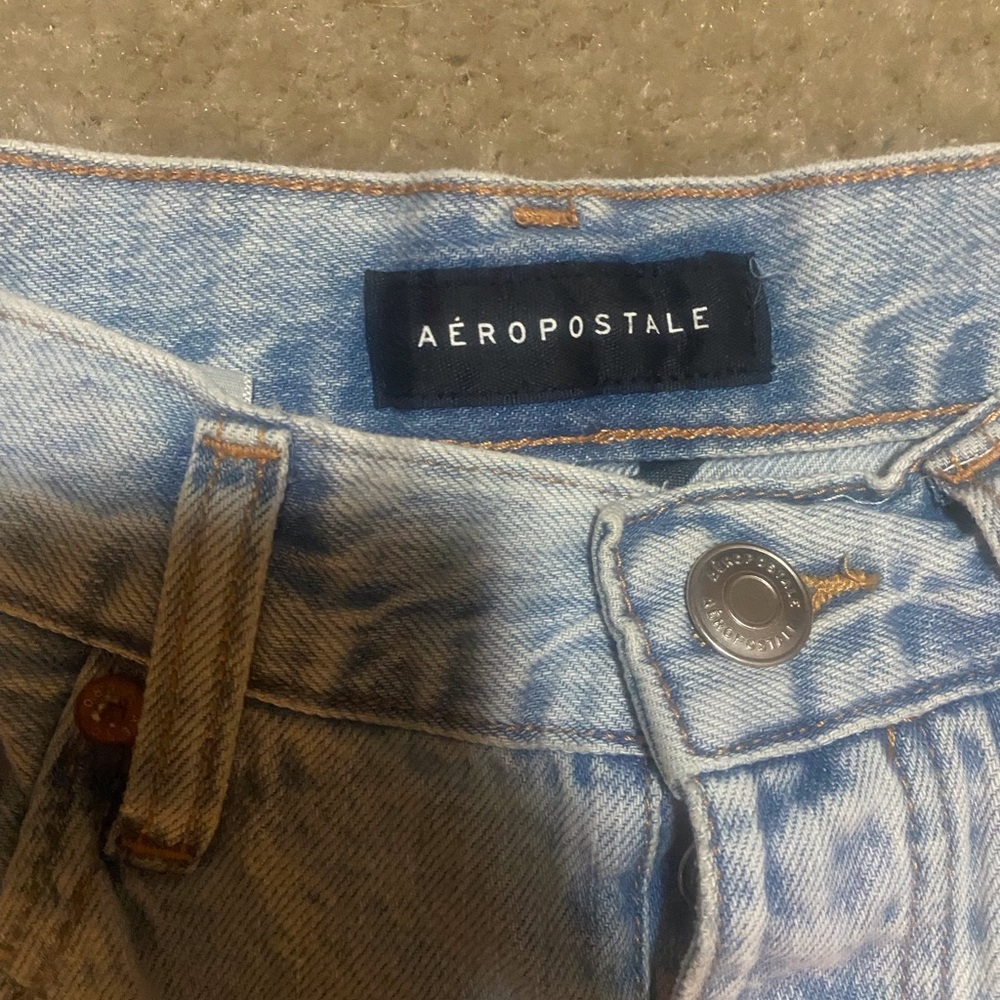 Aeropostale women’s Relaxed Light Blue Jeans - Picture 2 of 6